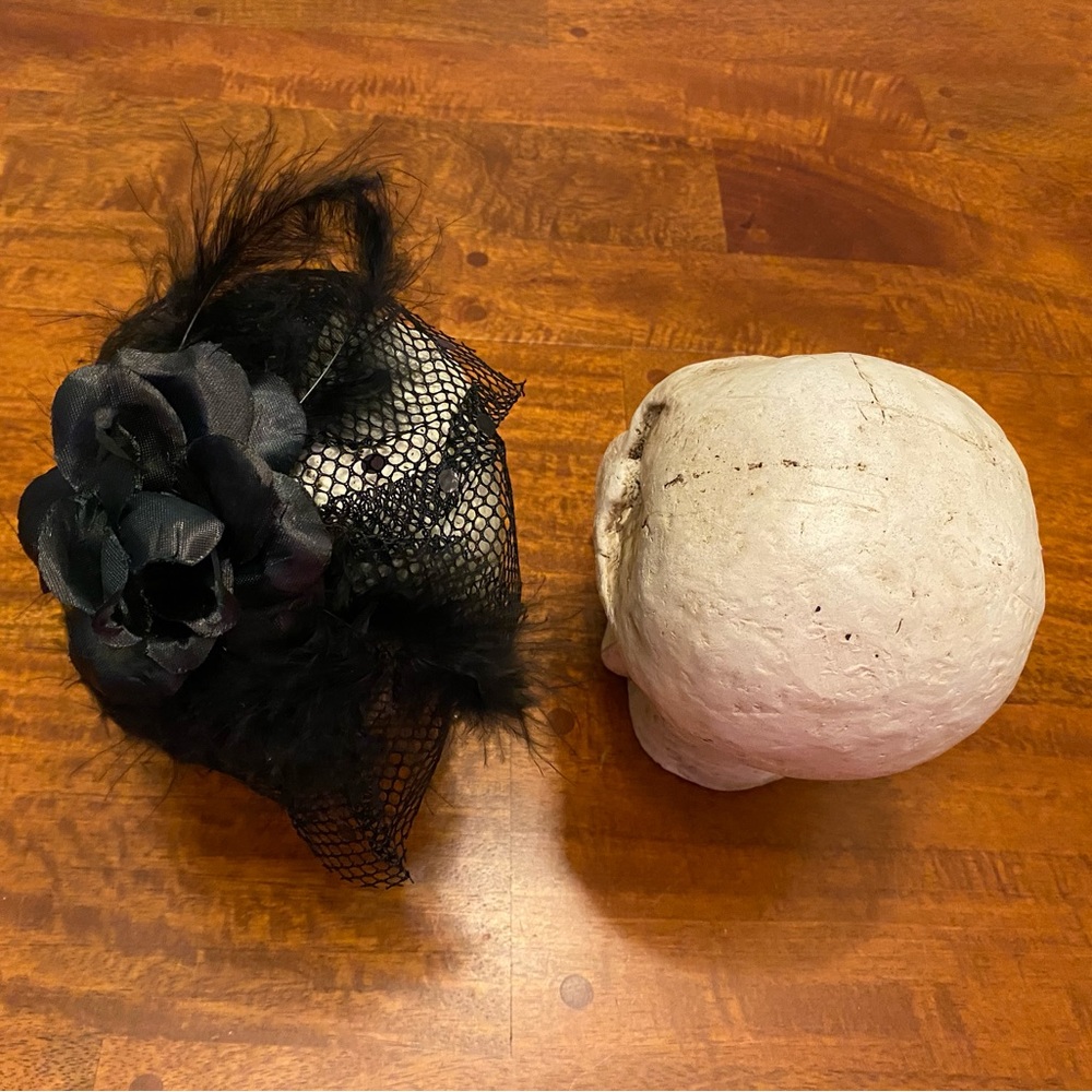 Set of Halloween Skulls Mr. and Mrs. - Picture 7 of 8